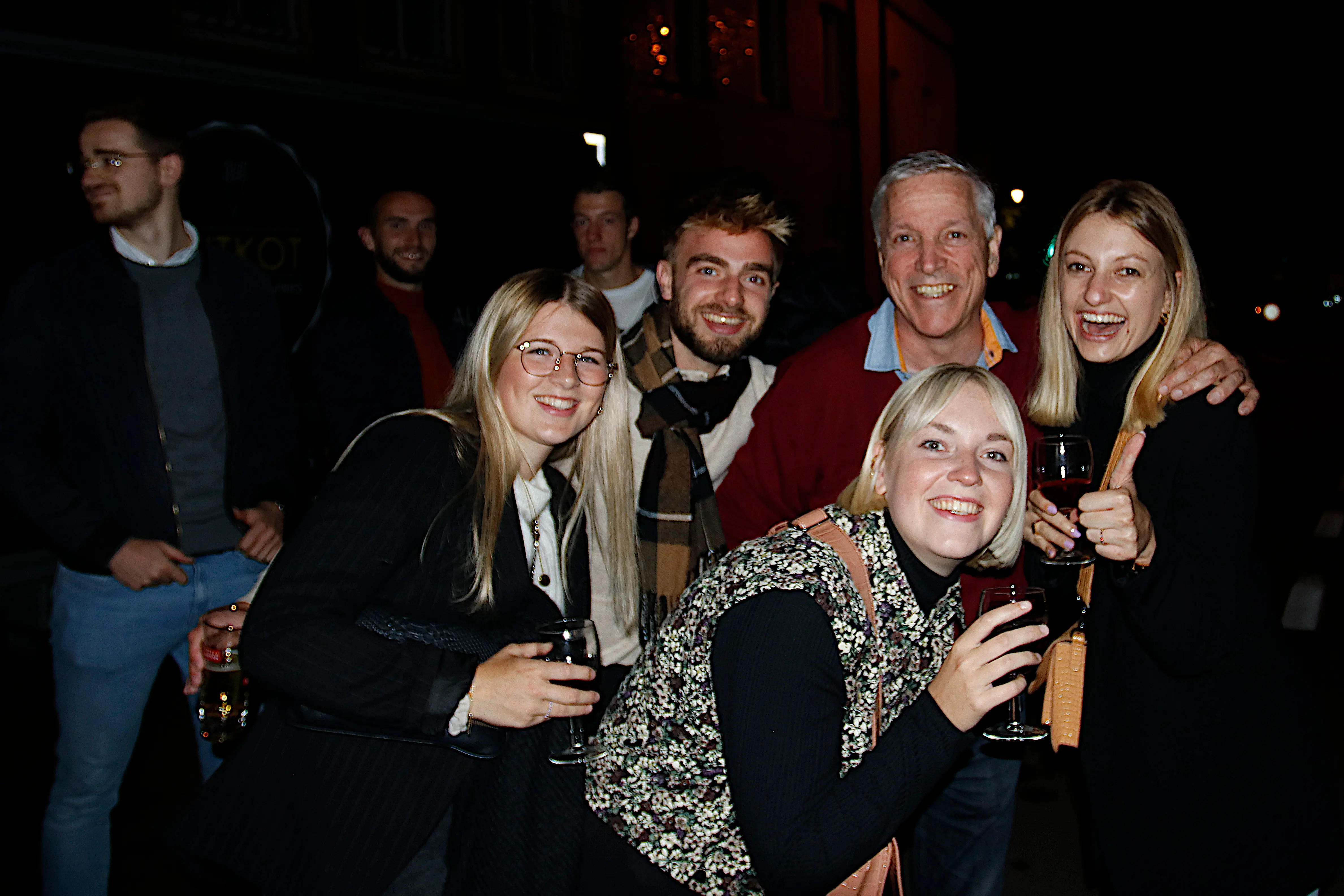 mensen aan het lachen voor een foto